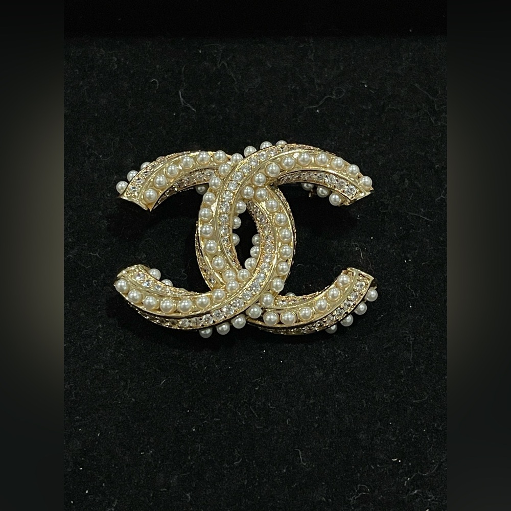 Fashion Jewelry Stamped Pearl and Gold Interlocking Brooch